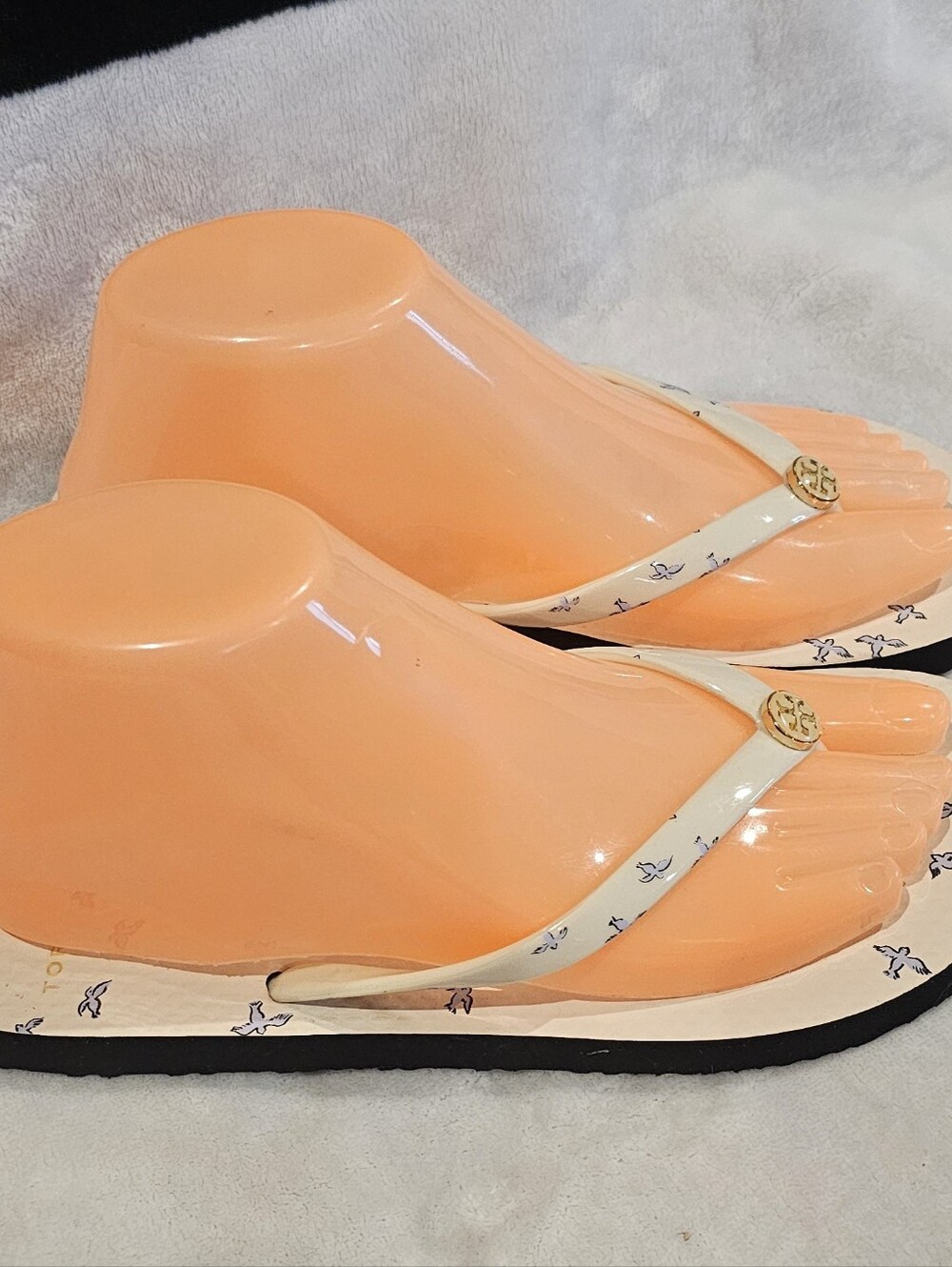 Tory Burch Cream Flip Flop Sandals with Gold Medallion- Size 7-Very Lightly Used - Picture 2 of 3